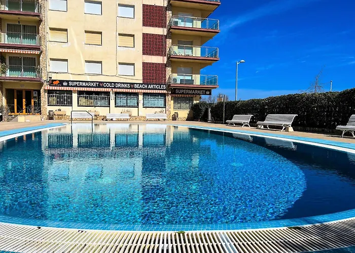 Bright Flat With Direct Beach Access